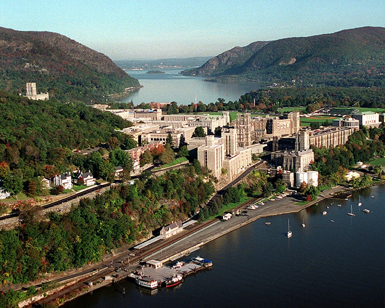 https://upload.wikimedia.org/wikipedia/commons/thumb/3/38/USMA_Aerial_View_Looking_North.jpg/1280px-USMA_Aerial_View_Looking_North.jpg